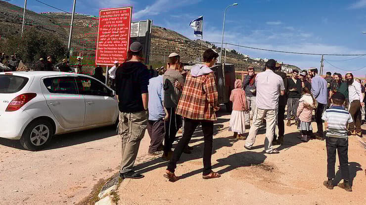 מתנחלים בדרך לתפילה בקבר יוסף yk14276361