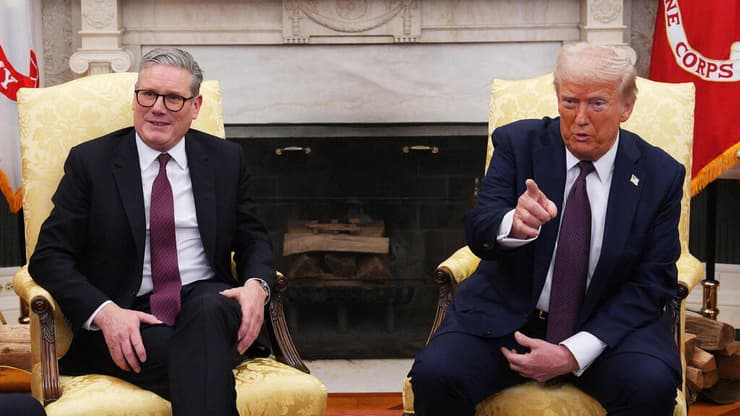 נשיא ארה"ב דונלד טראמפ לצד ראש ממשלת בריטניה קיר סטרמר בבית הלבן, אמש (צילום: Carl Court / AFP) נשיא ארה"ב דונלד טראמפ ראש ממשלת בריטניה קיר סטרמר הבית הלבן