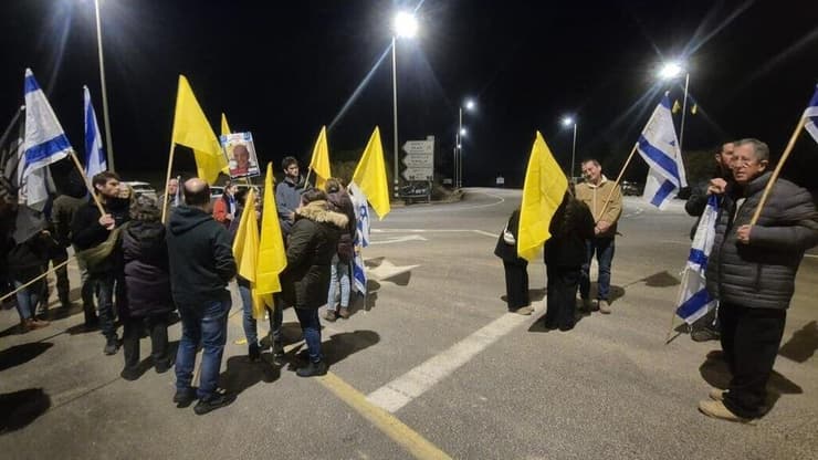 רבים המתינו למעבר השיירה עם ארונות החטופים החללים בצומת גמה במהלך הלילה (צילום: הרצל יוסף ) אזרחים בצומת גמה הגיעו לתמוך במהלך החזרת ארונות חטופים חללים ששוחררו משבי החמאס