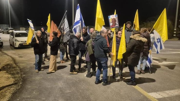 אזרחים בצומת גמה הגיעו לתמוך במהלך החזרת ארונות חטופים חללים ששוחררו משבי החמאס