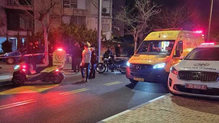 זירת הרצח בשדרות ירושלים ביפו, הלילה (צילום: תיעוד מבצעי מד"א) זירת אירוע האלימות בשדרות ירושלים ביפו בה נרצח גבן בן 25