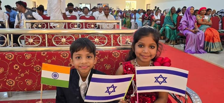 דגלי ישראל והודו בחתונה (צילום: הרב אליהו בירנבוים / אור תורה סטון) דגלי ישראל והודו בחתונה