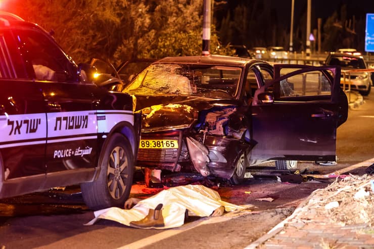 רכב המחבל (צילום: גיל נחושתן) זירת הפיגוע בצומת גן שמואל, בה התנגש המחבל בניידת משטרה אחרי שביצע דריסה בצומת כרכור