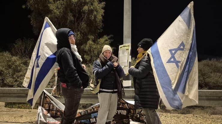 חברי קיבוץ נחל עוז הגיעו לצומת סעד לתמוך במהלך החזרת ארונות חטופים חללים