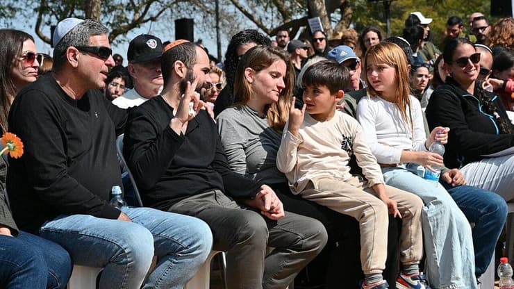 במהלך טקס ההלוויה  ירדן ואחיינו אלון, בנה של דנה אחותה של שירי, חלקו ביניהם רגע קטן שהוקדש לאריאל