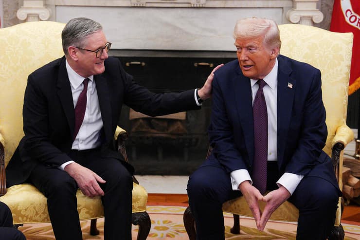 ראש ממשלת בריטניה סטרמר לפשר מנסה לפשר בין טראמפ לזלנסקי. במפגש עם נשיא ארה"ב, יממה לפני "פסגת הצעקות" באותו חדר (צילום: Carl Court / AFP) נשיא ארה"ב דונלד טראמפ ראש ממשלת בריטניה קיר סטרמר הבית הלבן