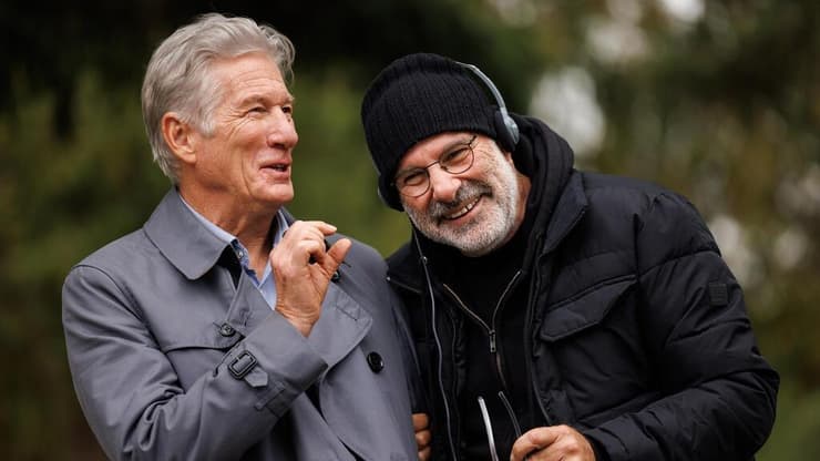 שבי גביזון וריצ'רד גיר על הסט של "געגוע"