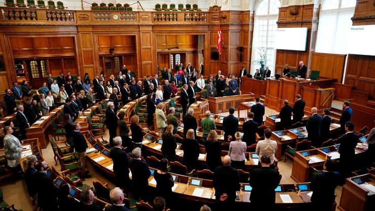 דקת דומייה לזכר איציק אלגרט בפרלמנט בדנמרק (צילום: Mads Claus Rasmussen / RITZAU SCANPIX / AFP) דקת דומייה ב פרלמנט ה דני דנמרק רצח חטוף ב שבי איציק אלגרט חטופים ניר עוז רצועת עזה חמאס