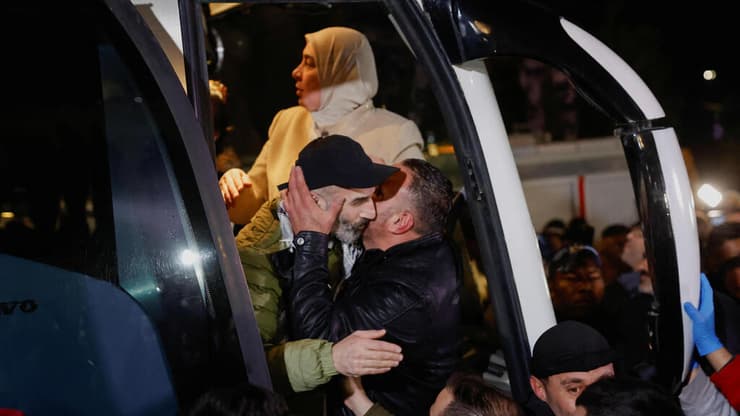אסירים פלסטינים משתחררים מהכלא במסגרת העסקה לשחרור החטופים
