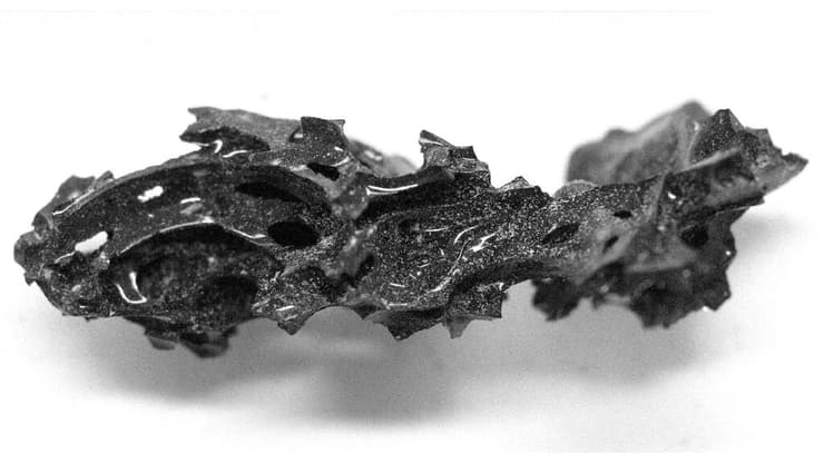 החומר הזגוגי שהתגלה בתוך גולגולתו של האיש מהרקולנאום