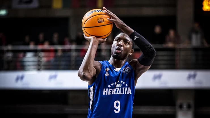 יחזור לישראל? מוריס קמפ (צילום: אתר פיב"א) שחקן בני הרצליה מוריס קמפ