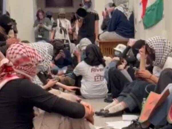 קבוצה של עשרות סטודנטים פרו פלסטינים מאונ' קולומביה פרצה לבניין המנהלה של ברנרד קולג' וחסמה במשך שעות את משרד הדיקנית כמחאה על איסור פעילות פרו- פלסטינית