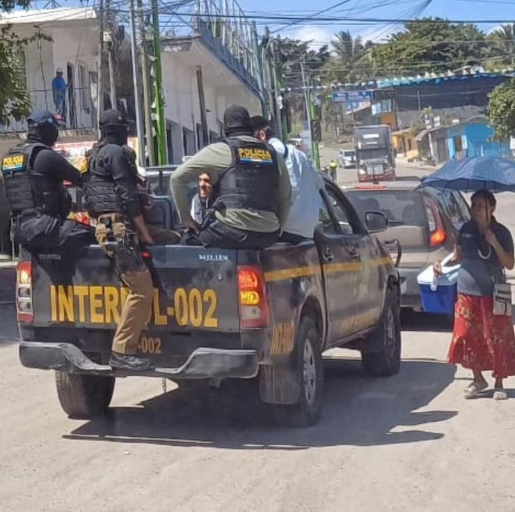 שוטרים עם החשודים ברכב משטרתי שוטרים עם החשודים ברכב משטרתי