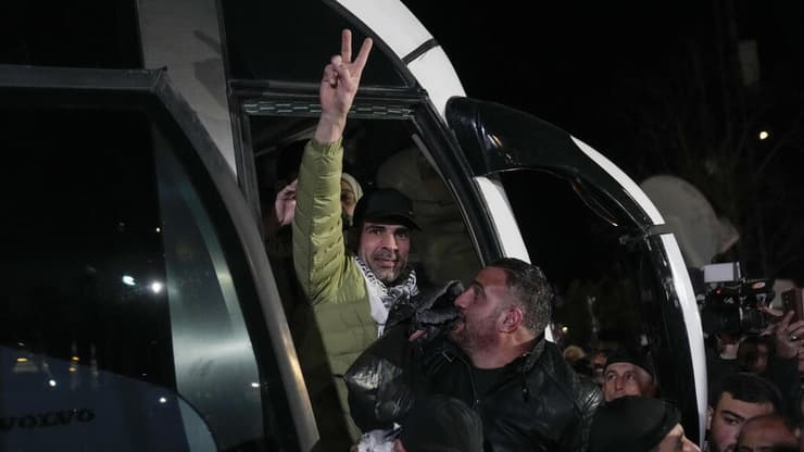 אסירים פלסטינים משתחררים מהכלא במסגרת העסקה לשחרור החטופים