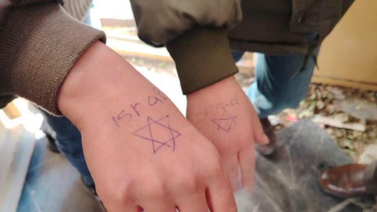 תיעוד מהתקרית לוחמי מגב ציירו על ידיהם של ילדים פלסטינים מגן דוד