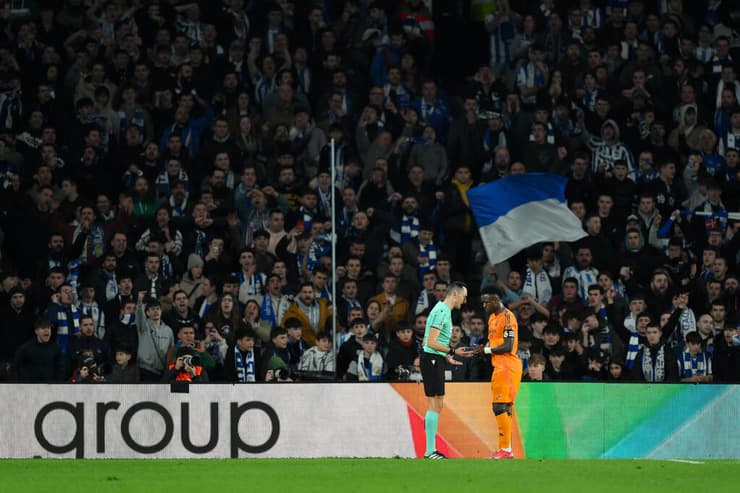 ויניסיוס מבקש מהשופט להפסיק את המשחק (צילום: David Ramos/Getty Images) אסנסיו