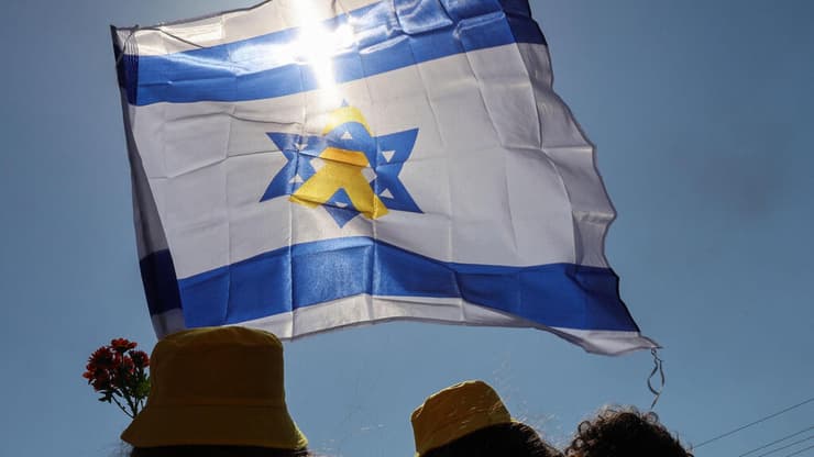 דגל ישראל עם סמל החטופים