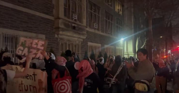 קבוצה של עשרות סטודנטים פרו פלסטינים מאונ' קולומביה פרצה לבניין המנהלה של ברנרד קולג' וחסמה במשך שעות את משרד הדיקנית כמחאה על איסור פעילות פרו- פלסטינית