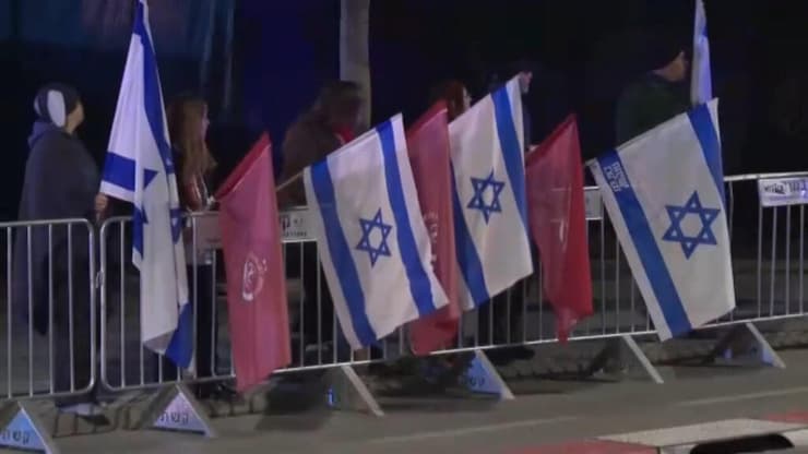 ממתינים לארונות החטופים החללים באבו כביר