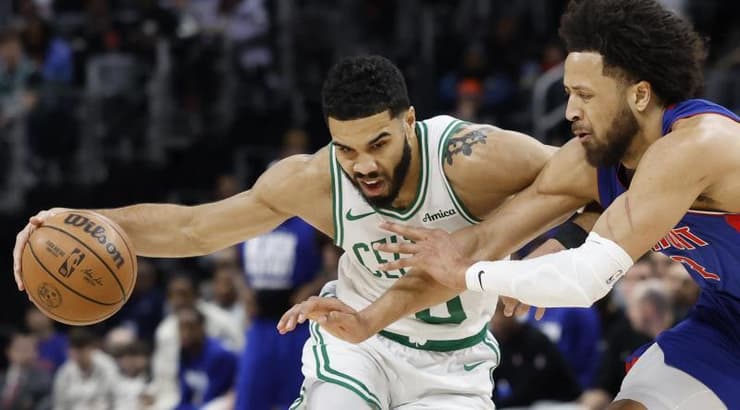 ג'ייסון טייטום מתקשה מול קייד קנינגהאם (רויטרס) ג'ייסון טייטום מתקשה מול קייד קנינגהאם