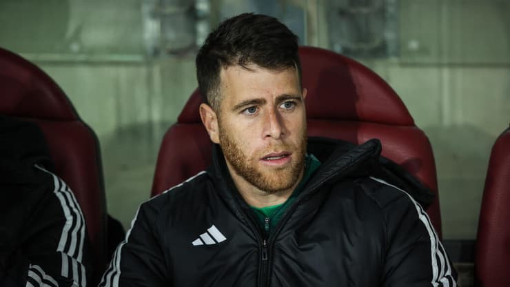 מצפים ממנו לקחת דברים בפרופורציות. מלמד על הספסל הירוק (צילום: עוז מועלם) שחקן מכבי חיפה גיא מלמד