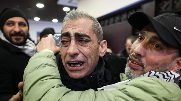 אסירים ביטחוניים משתחררים בעסקה, פברואר 2025 (צילום: Zain JAAFAR / AFP) שחרור אסירים ביטחוניים לשטחי יהודה ושומרון