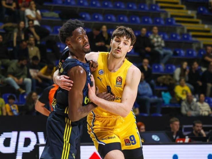 לא היה צריך להיאבק מול שני גבוהים. סורקין (צילום: דראגן טשיץ') מכבי ת"א פנרבחצ'ה