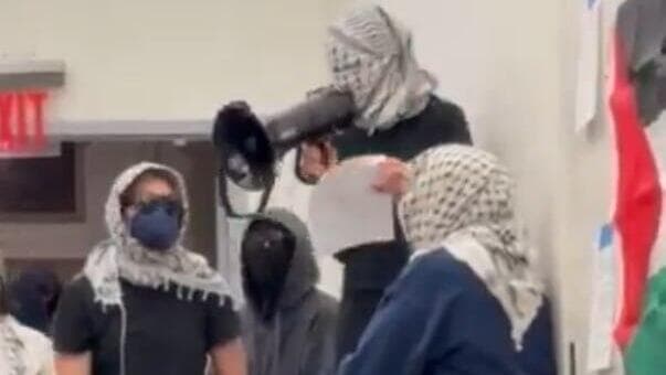 קבוצה של עשרות סטודנטים פרו פלסטינים מאונ' קולומביה פרצה לבניין המנהלה של ברנרד קולג' וחסמה במשך שעות את משרד הדיקנית כמחאה על איסור פעילות פרו- פלסטינית