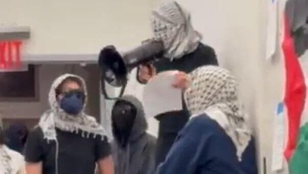 קבוצה של עשרות סטודנטים פרו פלסטינים מאונ' קולומביה פרצה לבניין המנהלה של ברנרד קולג' וחסמה במשך שעות את משרד הדיקנית כמחאה על איסור פעילות פרו- פלסטינית