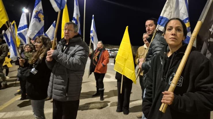 נגה גלבוע הגיעה לצומת גמה עם אזרחים נוספים לתמוך במהלך החזרת ארונותיהם של החטופים חללים צחי עידן איציק אלגרט אוהד יהלומי שלמה מנצור ז"ל