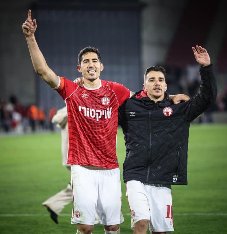 הקבוצה שבנתה את זו עם המזל של אלופה. ביטון ובלטקסה (צילום: עוז מועלם) הפועל באר-שבע דן ביטון מתן בלטקסה מכבי חיפה