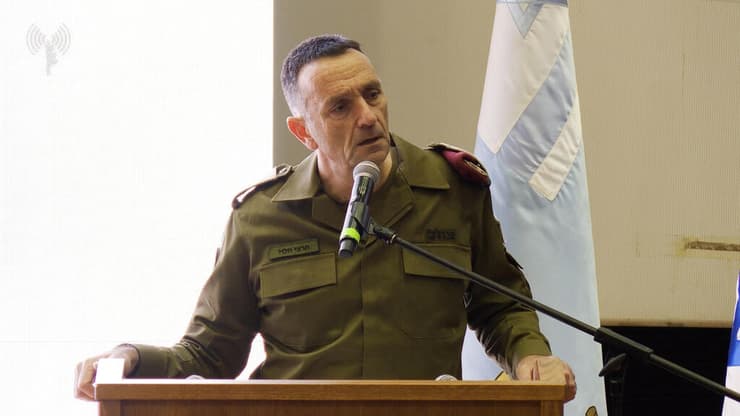 "הלב שלי נחמץ". הרצי הלוי (צילום: דובר צה"ל ) הרמטכ״ל, רב-אלוף הרצי הלוי בשיח עם מפקדי צה״ל בה הוצגו התחקירים המערכתיים של אירועי השבעה באוקטובר