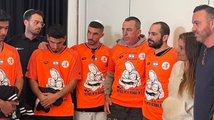 שחקני בני יהודה עם ירדן ביבס