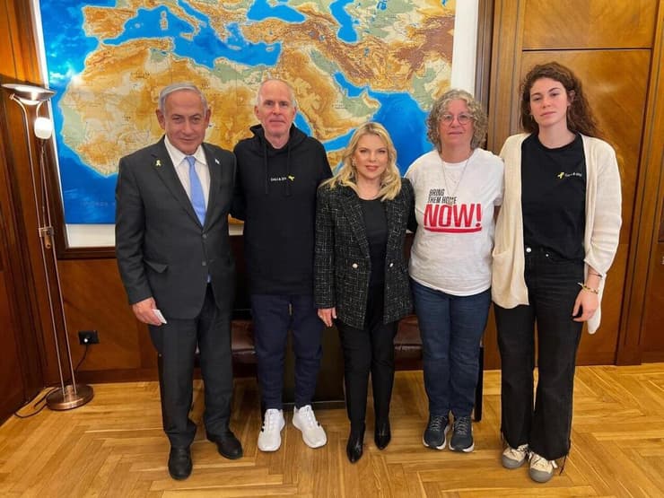 קית' עם רה"מ נתניהו, אתמול (צילום: מעיין טואף/ לע״מ) ראש הממשלה נתניהו ורעייתו שרה בפגישה עם קית׳ ואביבה סיגל ששוחררו משבי החמאס