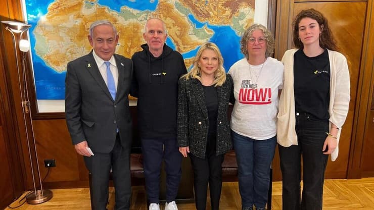 ראש הממשלה נתניהו ורעייתו שרה בפגישה עם קית׳ ואביבה סיגל ששוחררו משבי החמאס