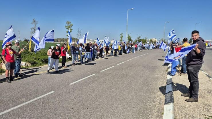 ליווי שיירת הרכבים עם ארון הקבורה של צחי עידן ז"ל, שעושה דרכה לבית העלמין בקיבוץ עינת