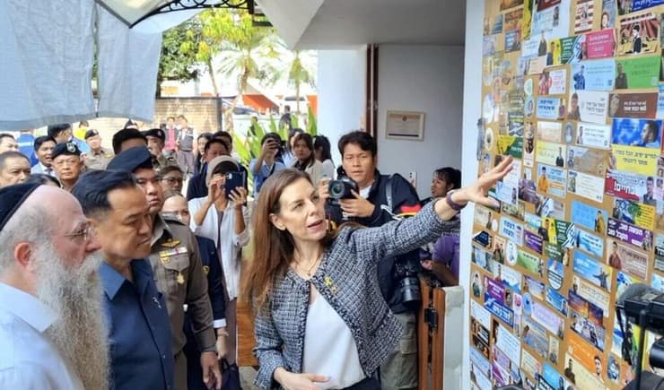 השגרירה בתאילנד עם שר הפנים ליד קיר ההנצחה בבית חב"ד בפאי