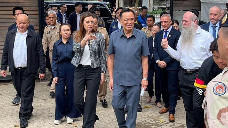 שר הפנים של תאילנד אנוטין צ'רנווירקול לצד שגרירת ישראל אורנה שגיב בעיירה פאי