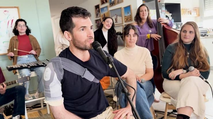 שגיא דקל חן מבצע את השיר "קרן שמש"