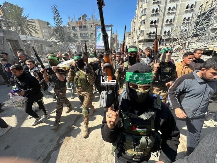 מחבלים של חמאס בעזה. ''אין שום קשר בין ההתנתקות להשתלטות'' הלווייתם של 20 פעילים מגדודי אל-קסאם במחנה שאטי בעיר עזה