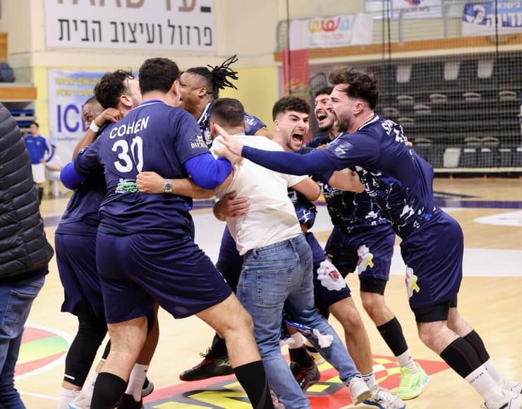 מ.כ חולון חוגגת (צילום: הדר ואן קולא, איגוד הכדוריד) מ.כ חולון חוגגת