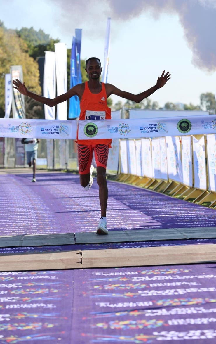 פליקס קימותיי, המנצח במרתון הגברים (צילום: Sportphotography, מרתון בנק לאומי תל-אביב) מרתון ת"א