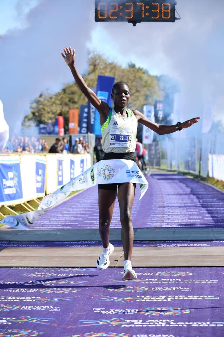 ראשונה אצל הנשים. אומוסה טריסיה קוואמבוקה (צילום: Sportphotography, מרתון בנק לאומי תל-אביב) מרתון ת"א