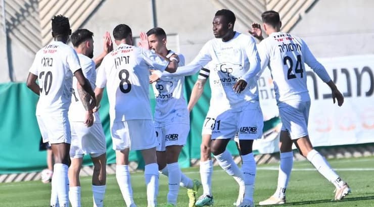 שחקני מכבי יפו חוגגים (ראובן שוורץ) שחקני מכבי יפו חוגגים