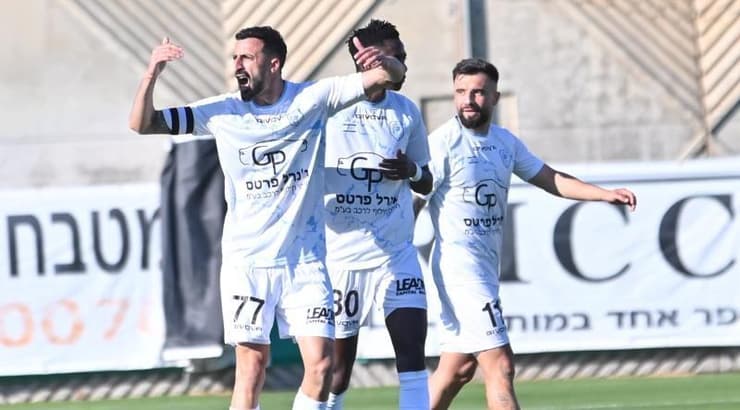 שחקני מכבי יפו חוגגים (ראובן שוורץ) שחקני מכבי יפו חוגגים