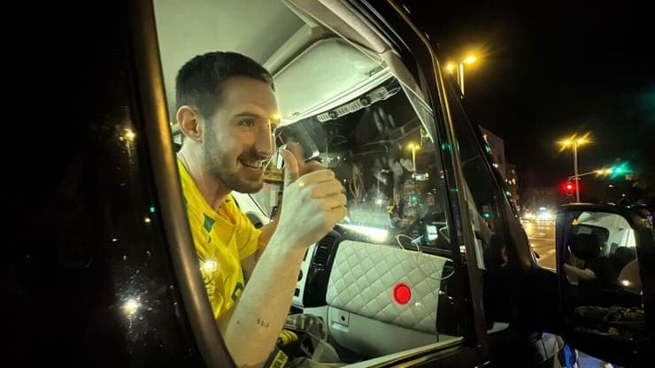 עומר שם טוב בדרך הביתה (צילום: דוברות עיריית הרצליה) עומר שם טוב ומשפחתו נכנסים כעת ל עיר הרצליה חזרה לביתו לאחר שחרורו מביה"ח בילינסון