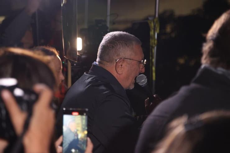 דני אלגרט נואם לאלפים בדרך בגין (צילום: מוטי קמחי ) מחאה למען החטופים בדרך בגין תל אביב