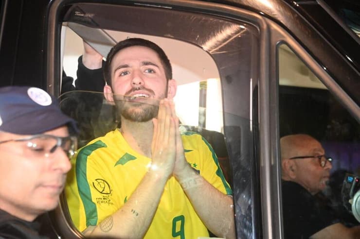 עומר שם טוב מגיע לביתו בתחילת החודש (צילום: יאיר שגיא) עומר שם טוב ומשפחתו מגיעים חזרה לביתו לאחר שחרורו מביה"ח בילינסון