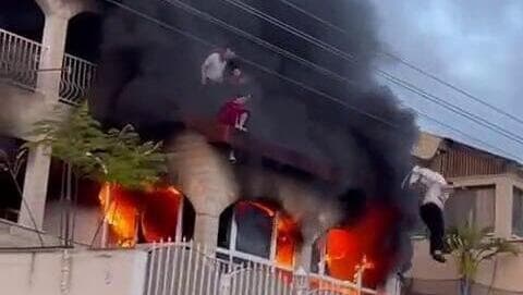 קופצים מהקומה השנייה תיעוד: קופצים מקומה שנייה כדי לברוח מהשריפה ברחוב רקפת בטבריה