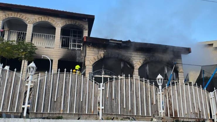 תוצאות השריפה (צילום: כבאות והצלה צפון ) שריפה ברחוב רקפת בטבריה